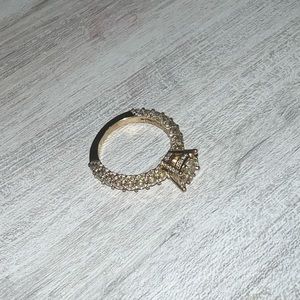10 carat diamond and gold ring size 8 1/2, 2500 b/o